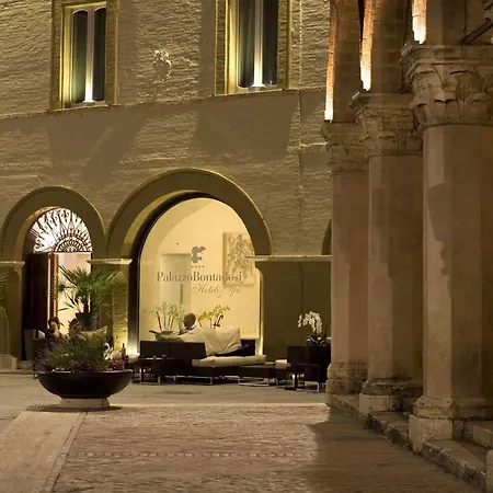 Palazzo Bontadosi & מונטפאלקו